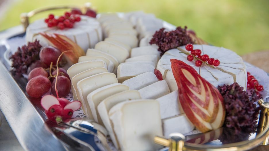 Ristorazione sala polivalente EOC, buffet frutta e formaggio