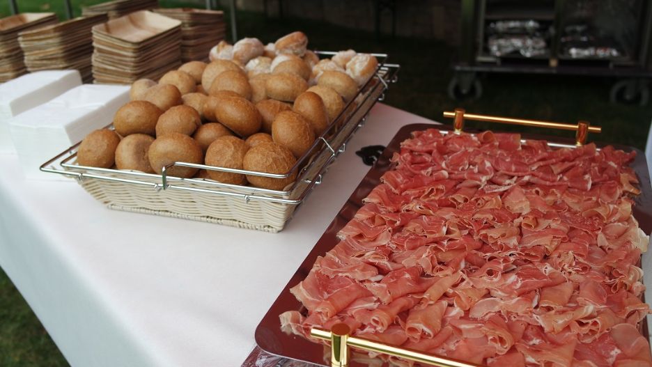 Ristorazione sala polivalente EOC, buffet pane e salumi
