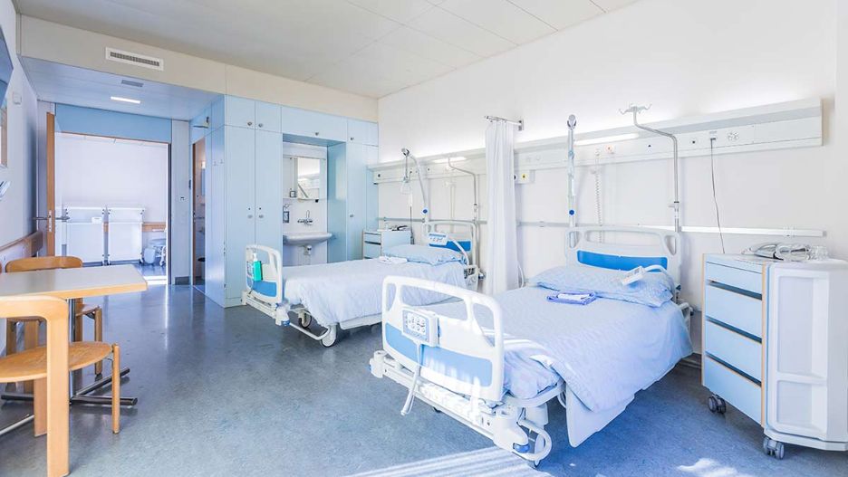 Camera d'ospedale con due letti 